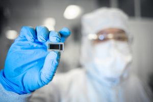 英特尔先进封装锁定EMIB-T,2029年或迎规模化放量;排除重返DRAM制造